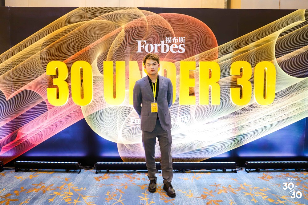  电竞豪门巅峰对决，谁主沉浮引关注