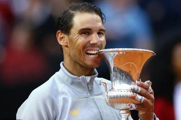  梅德韦杰夫硬地称王，上海劳力士大师赛折桂