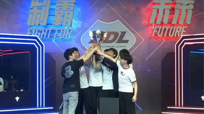  星际争霸II黄金联赛收官，老将新人同台竞技展风采  