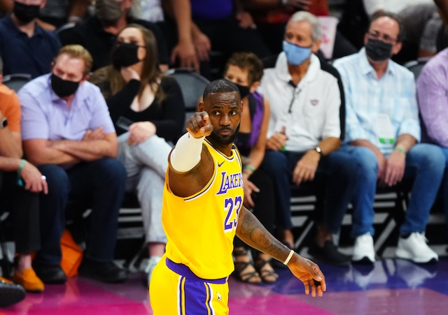  布克砍下四十分太阳炙烤湖人防线