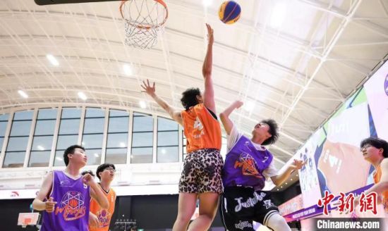  青少年篮球联赛开幕，青春风暴席卷赛场