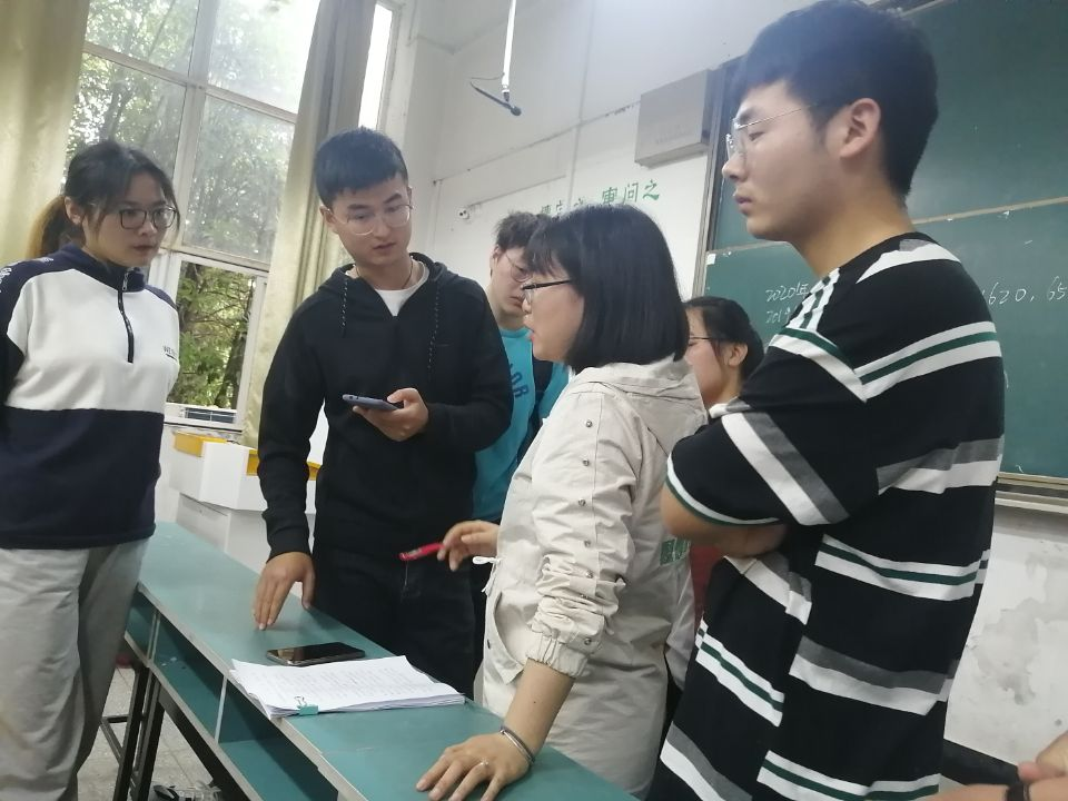  网球进校园活动启动，专业教练指导少年基础训练  