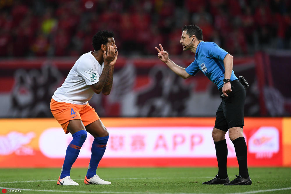  裁判判罚争议不断，VAR技术成焦点话题  